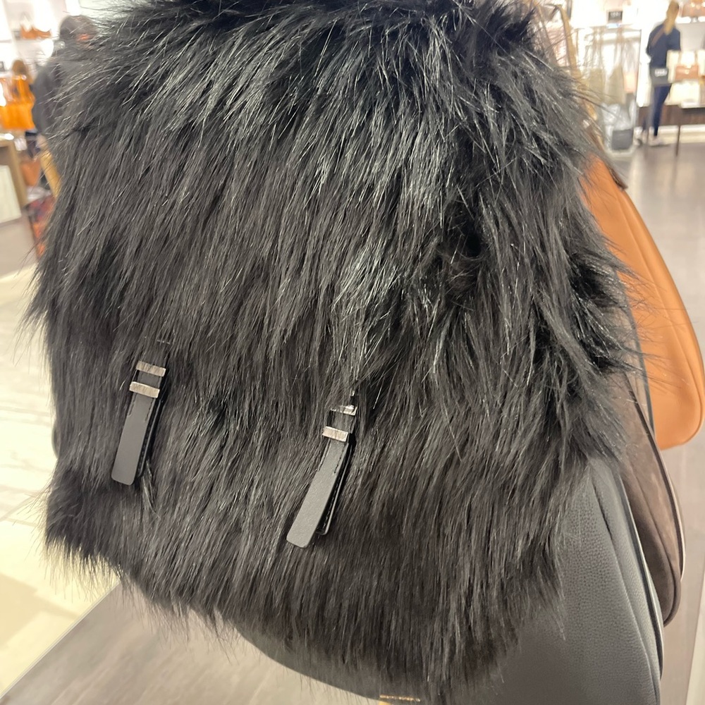MICHAEL MICHAEL KORS Quinn Medium Flap Faux Fur Backpack
Black
NWT
Live Style - Picture 13 of 16